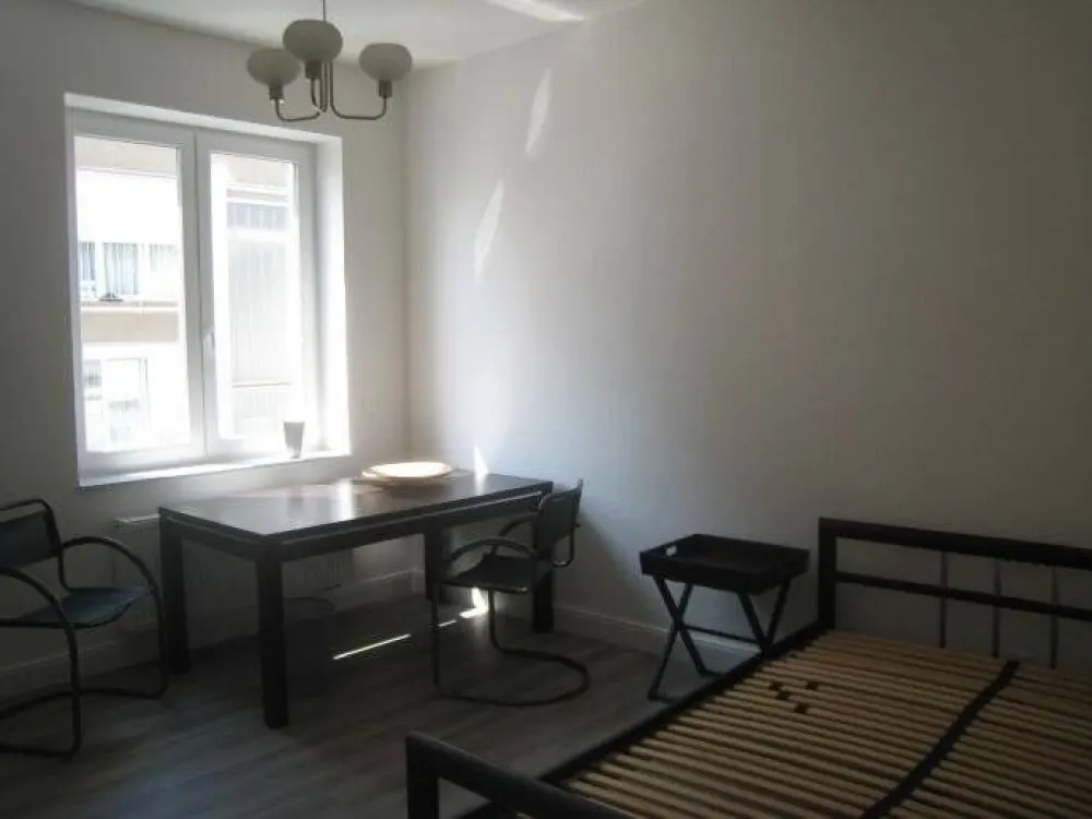 Möbliertes WG-Zimmer in Frankfurt Griesheim 1. rechts, Komplettrenovierung, zu vermieten