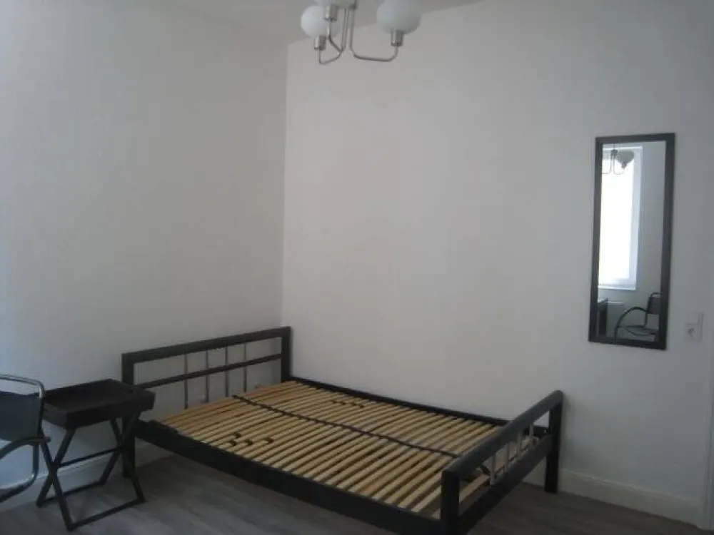 Möbliertes WG-Zimmer in Frankfurt Griesheim 1. rechts, Komplettrenovierung, zu vermieten