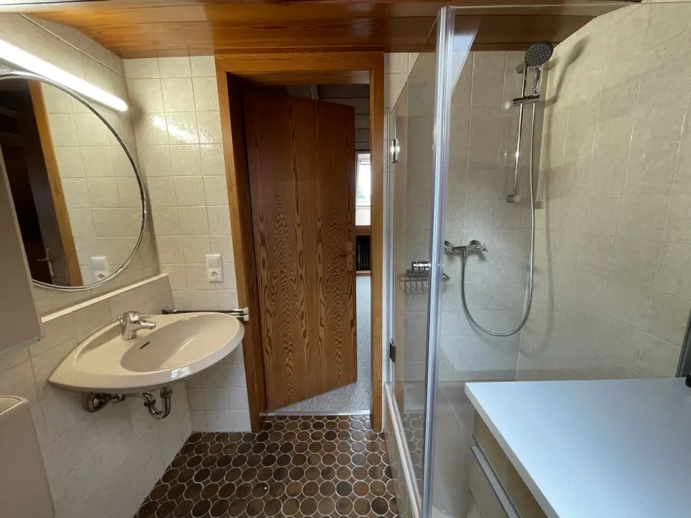 Teilmöblierte, modernisierte 2-Zimmer-DG-Wohnung in Köln-Longerich mit Klimaanlage und Wärmepumpe
