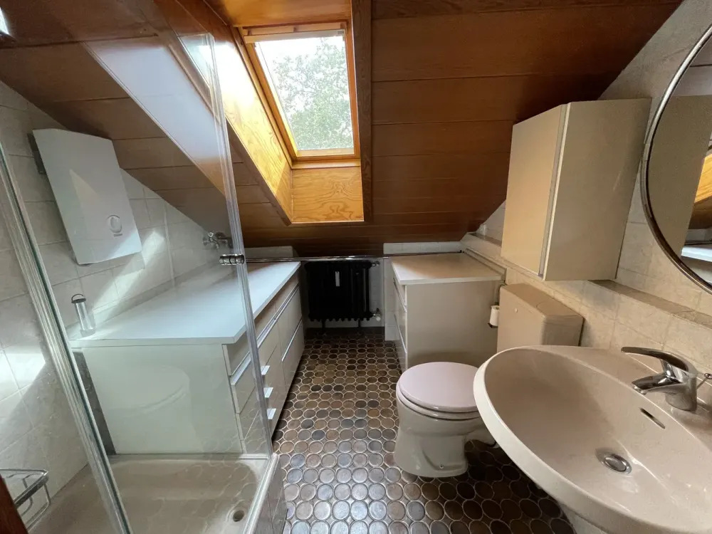 Teilmöblierte, modernisierte 2-Zimmer-DG-Wohnung in Köln-Longerich mit Klimaanlage und Wärmepumpe