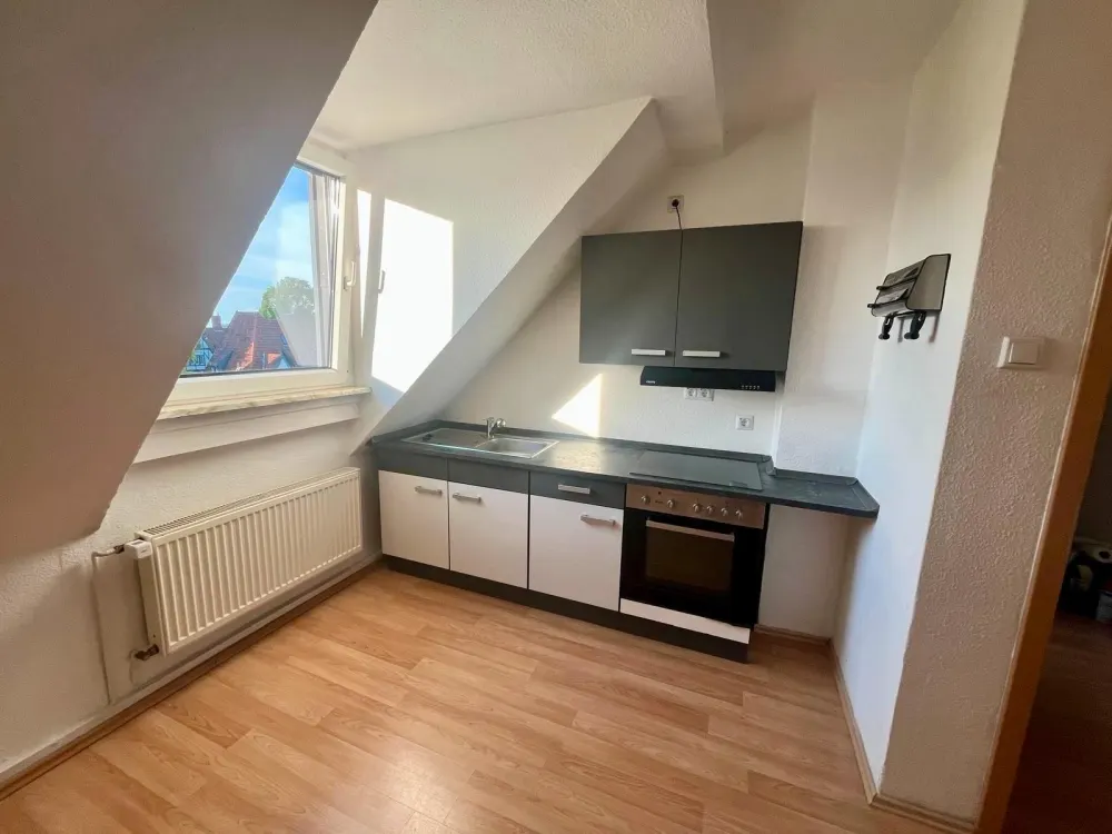 Helle 4-Zimmer-Dachgeschosswohnung mit Einbauküche
