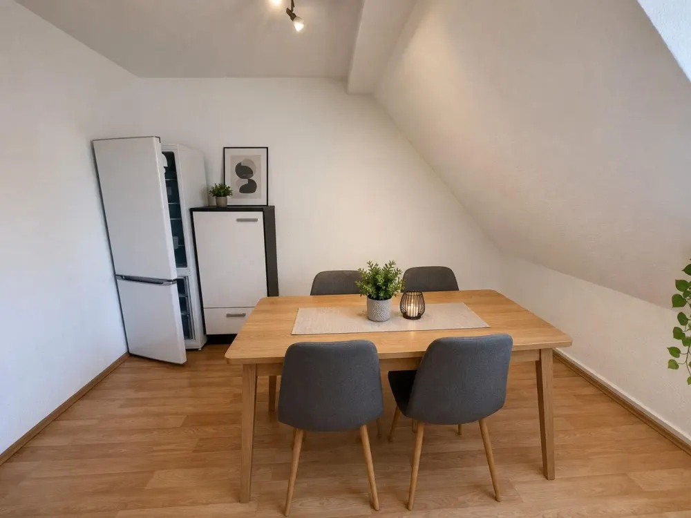 Helle 4-Zimmer-Dachgeschosswohnung mit Einbauküche