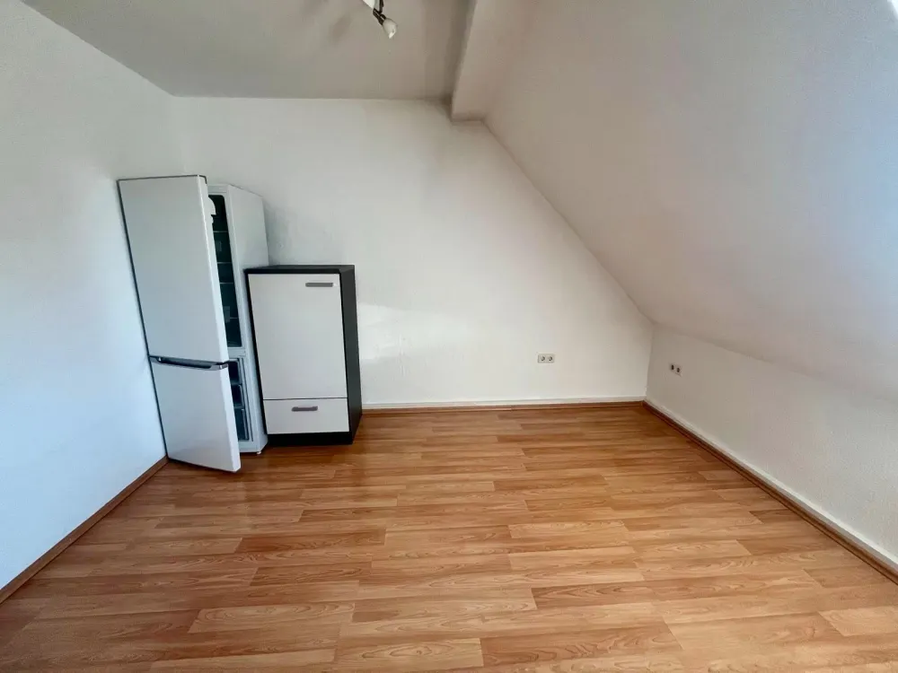 Helle 4-Zimmer-Dachgeschosswohnung mit Einbauküche