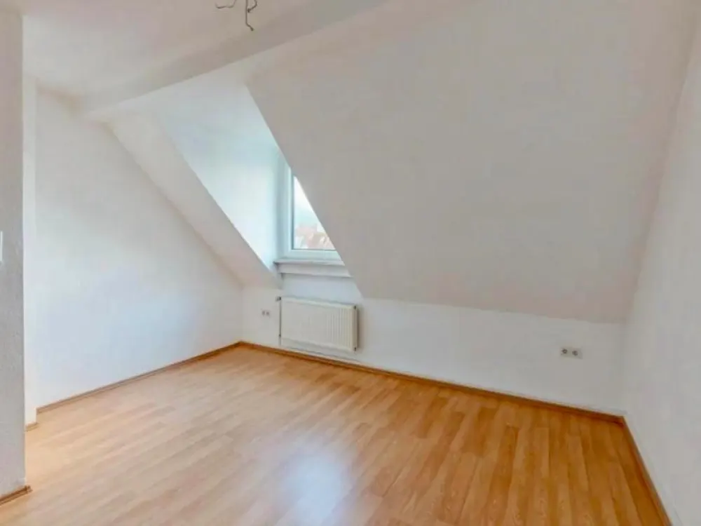 Helle 4-Zimmer-Dachgeschosswohnung mit Einbauküche