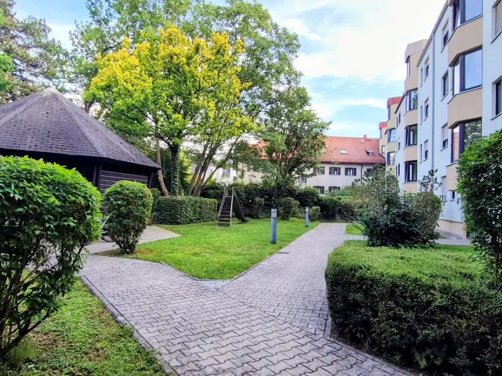 Ausgestattete 3-Zimmer-Wohnung in Top-Lage mit Duplex-Garage & Einbauküche
