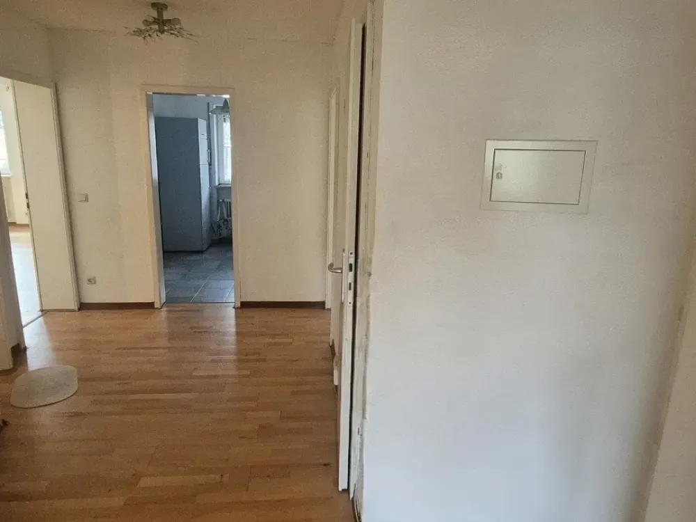 Ausgestattete 3-Zimmer-Wohnung in Top-Lage mit Duplex-Garage & Einbauküche