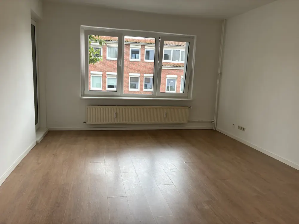 Großzügig geschnittene 3,5-Zimmerwohnung mit Balkon und neuer Küche frei ab 15. September 2026