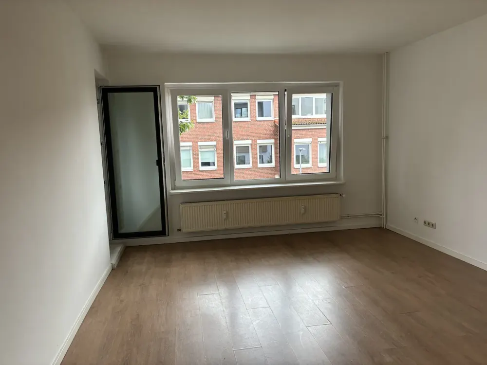 Großzügig geschnittene 3,5-Zimmerwohnung mit Balkon und neuer Küche frei ab 15. September 2026