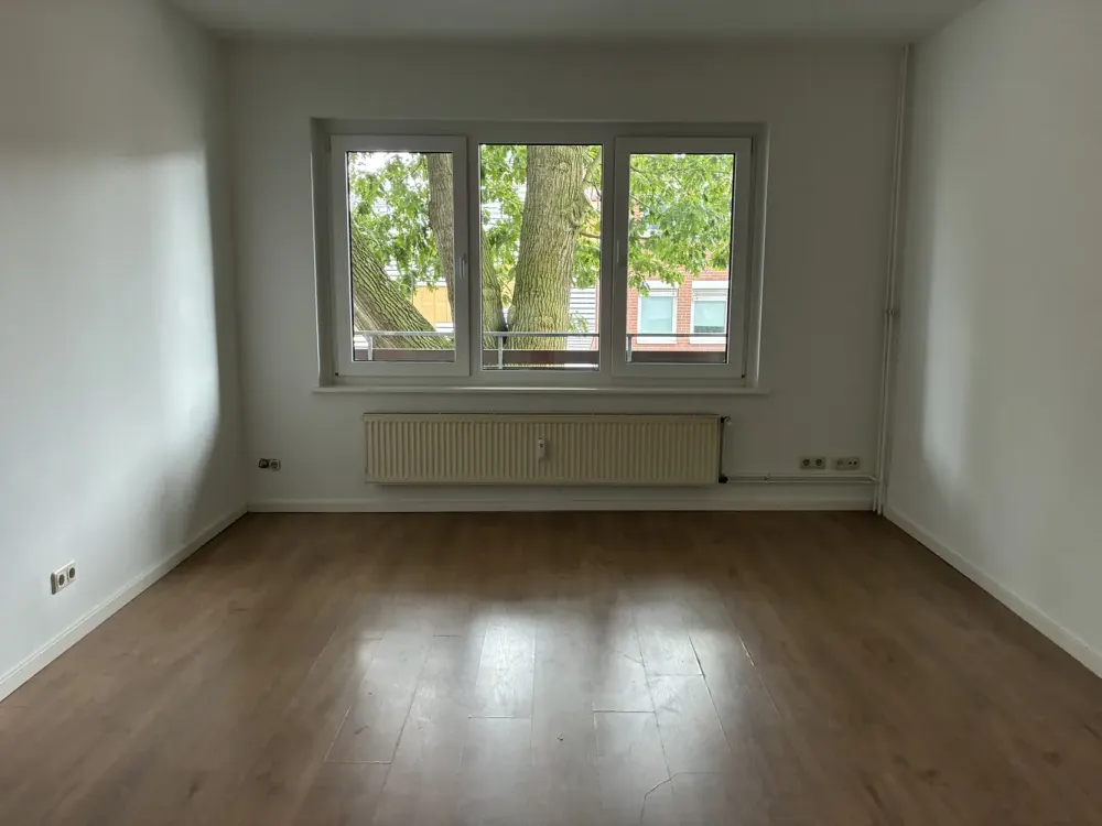 Großzügig geschnittene 3,5-Zimmerwohnung mit Balkon und neuer Küche frei ab 15. September 2026