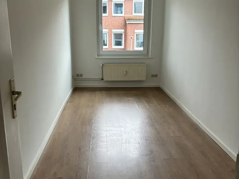 Großzügig geschnittene 3,5-Zimmerwohnung mit Balkon und neuer Küche frei ab 15. September 2026