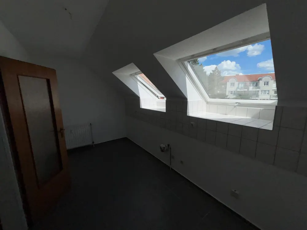 Helle 3-Zimmer-Dachgeschosswohnung mit Balkonblick in Hannover