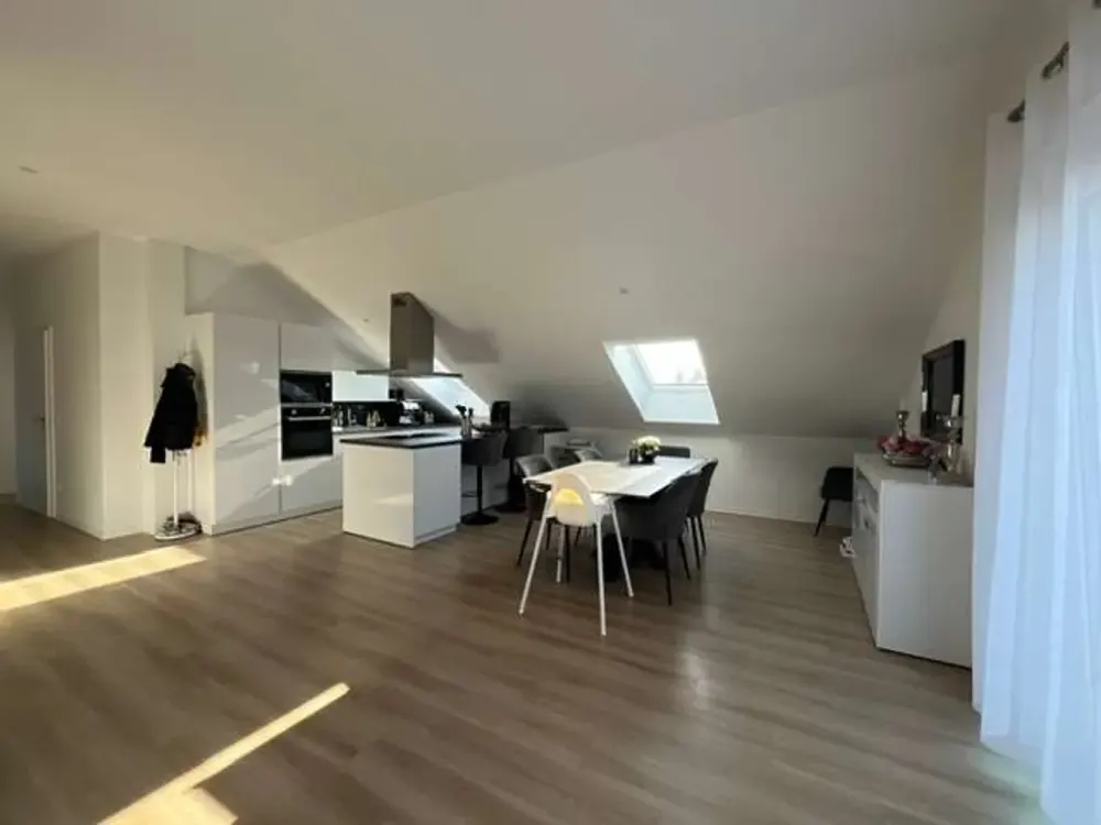 شقة حديثة من 4 غرف مع شرفة ومكانين لوقوف السيارات في وورث