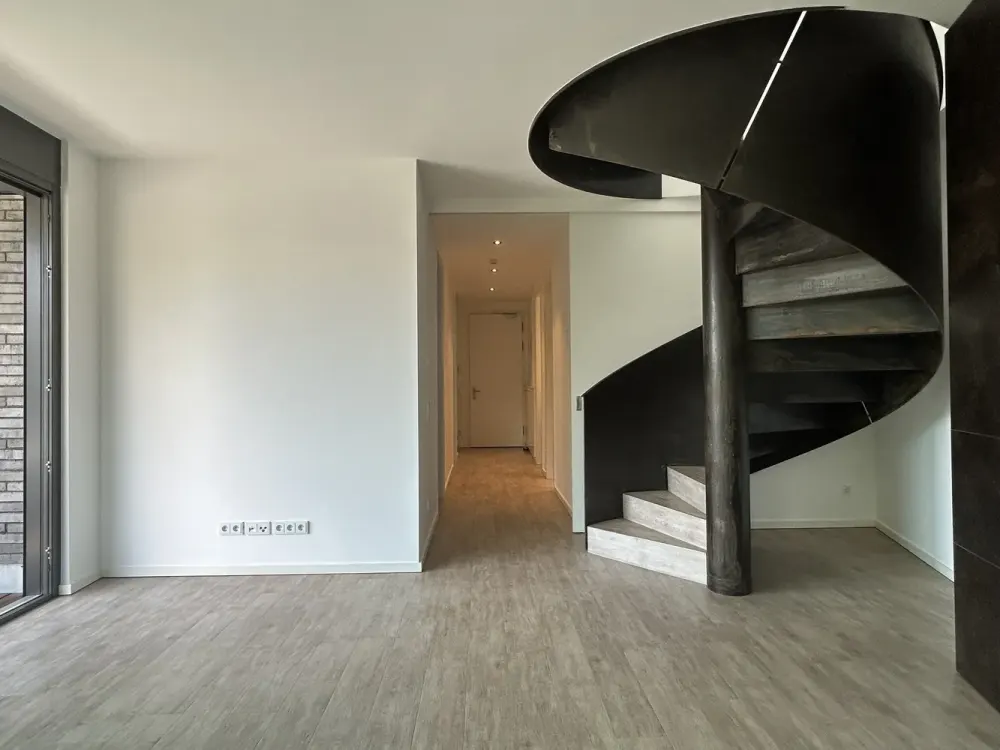 Über zwei Ebenen zuhause: Exklusive Penthouse-Maisonette mit Dachterrassen-Flair in Großhadern