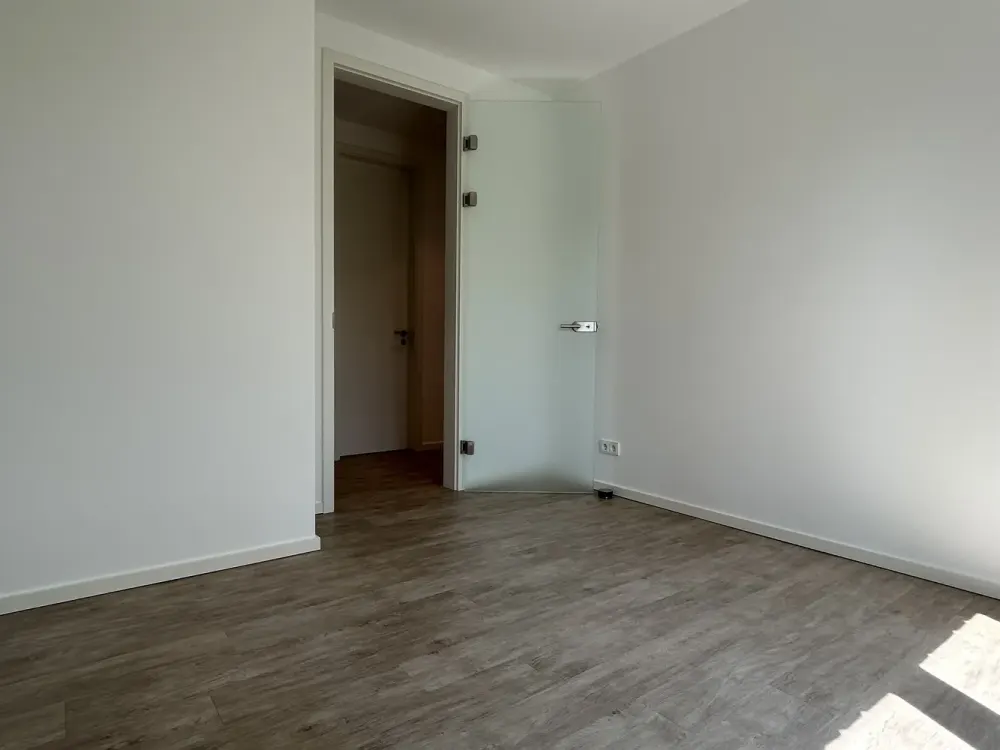Über zwei Ebenen zuhause: Exklusive Penthouse-Maisonette mit Dachterrassen-Flair in Großhadern