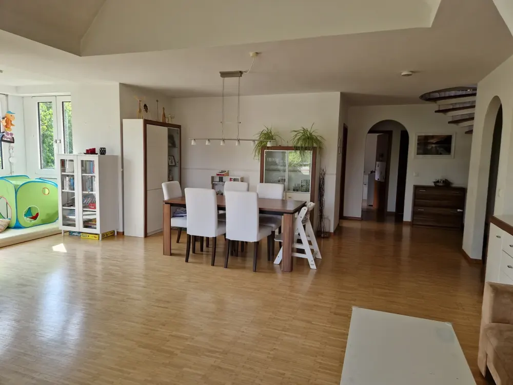 Stilvolle DG-Maisonettewohnung mit Sonnenbalkon