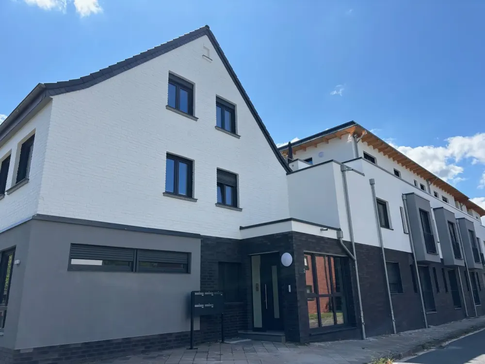 Like-new 2.5-room apartment with luxurious interior and balcony