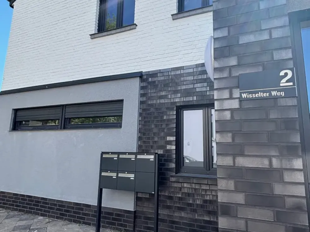 Like-new 2.5-room apartment with luxurious interior and balcony