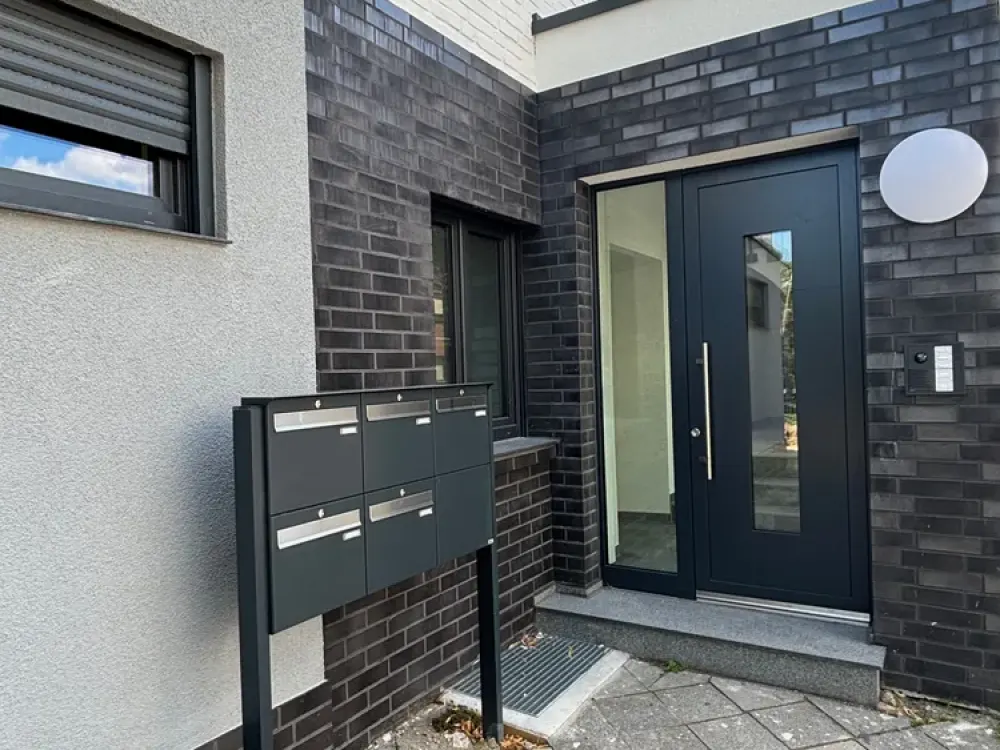 Like-new 2.5-room apartment with luxurious interior and balcony