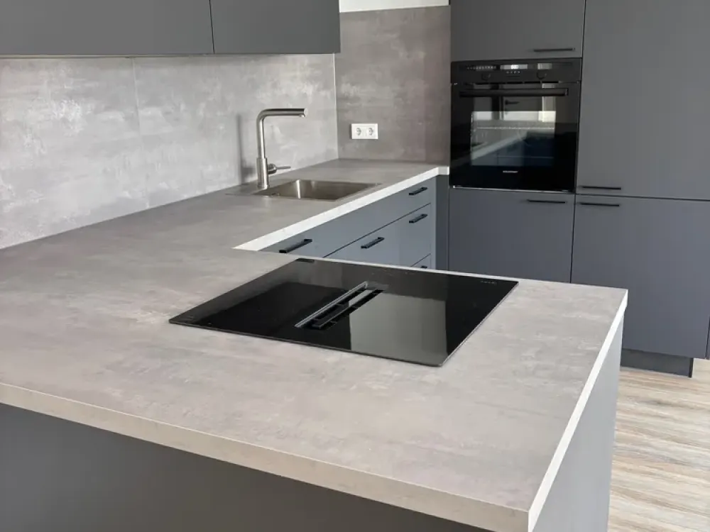 Like-new 2.5-room apartment with luxurious interior and balcony