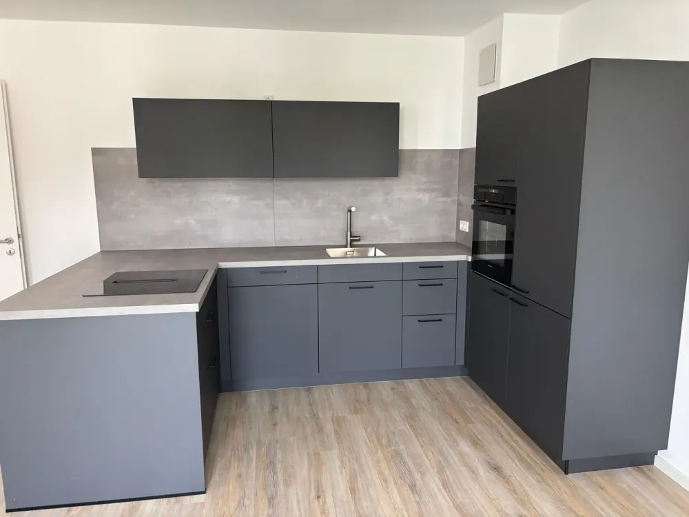 Like-new 2.5-room apartment with luxurious interior and balcony