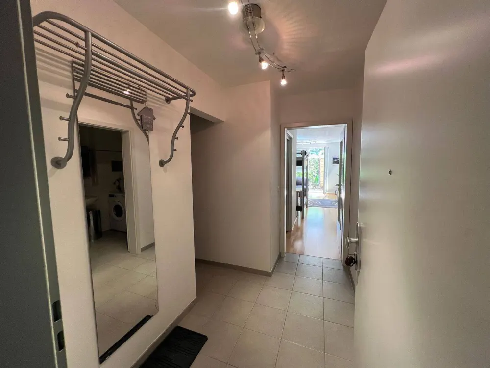 Stilvolle, geräumige, voll möblierte 1-Zimmer-Erdgeschosswohnung mit Terrasse