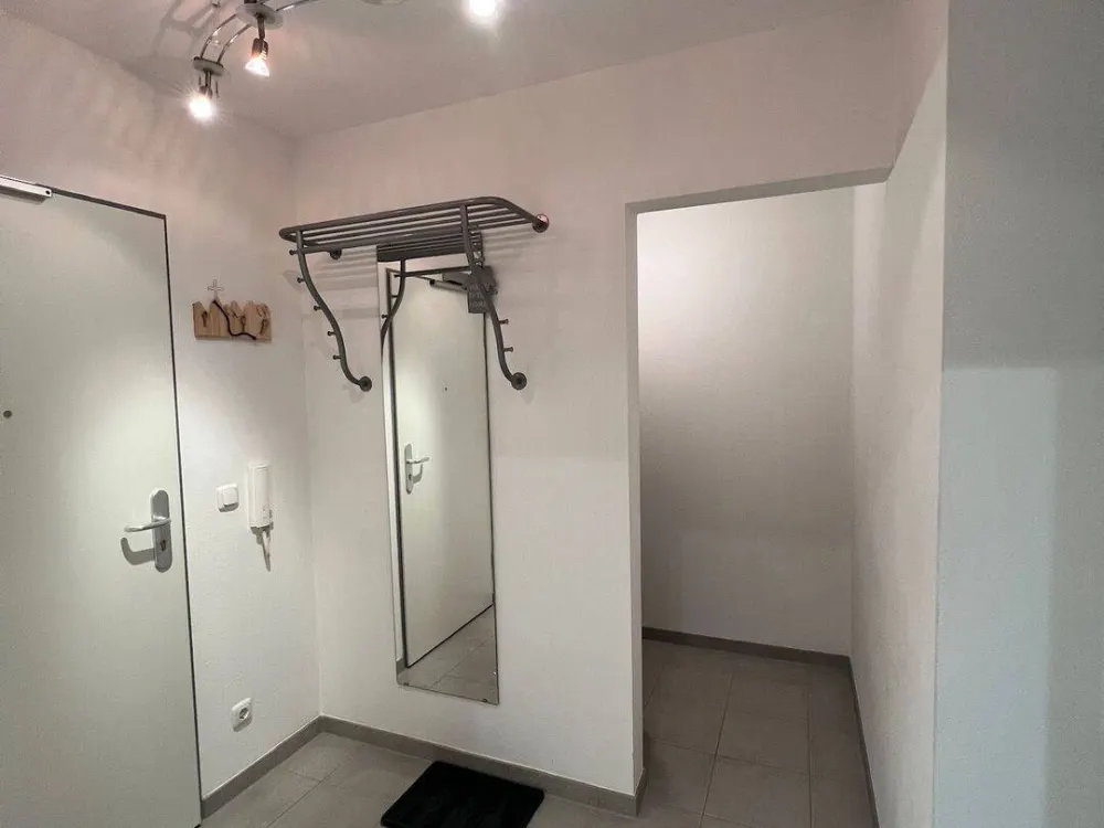 Stilvolle, geräumige, voll möblierte 1-Zimmer-Erdgeschosswohnung mit Terrasse