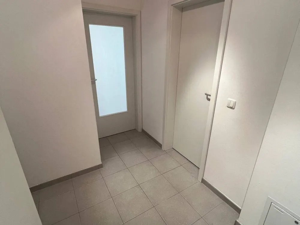 Stilvolle, geräumige, voll möblierte 1-Zimmer-Erdgeschosswohnung mit Terrasse