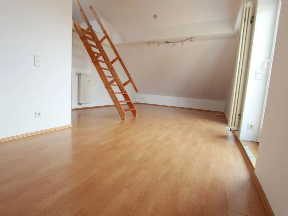 Gemütliche 2,5-Zimmer-Dachgeschosswohnung mit Balkon