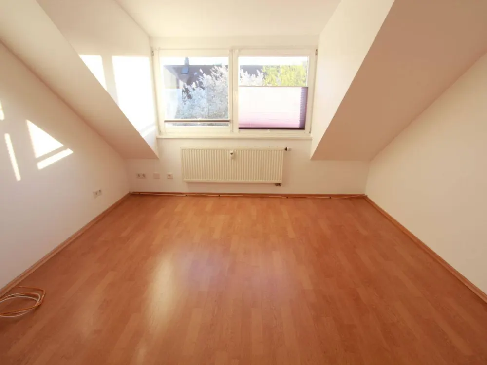 Gemütliche 2,5-Zimmer-Dachgeschosswohnung mit Balkon