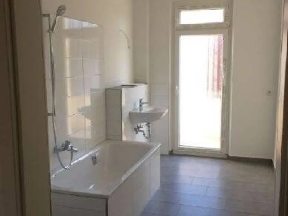 Großzügige 3-Zimmer-Altbauwohnung mit Balkon und Gemeinschaftshof