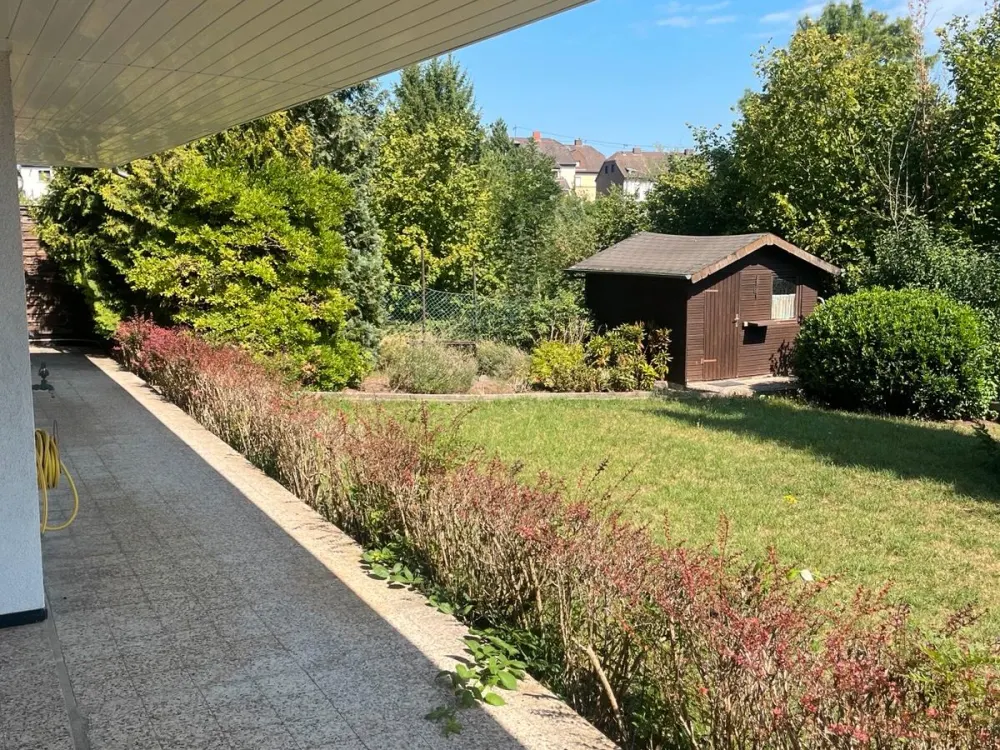 Renovierte 3 ZKB Mietwohnung mit großer Terrasse und Garten