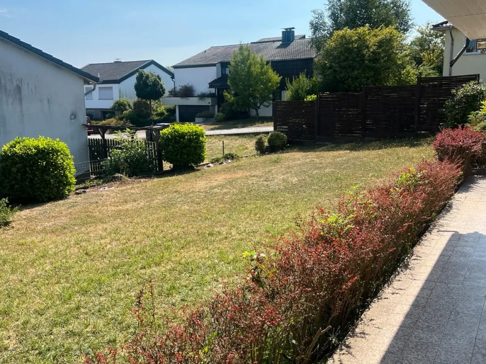 Renovierte 3 ZKB Mietwohnung mit großer Terrasse und Garten