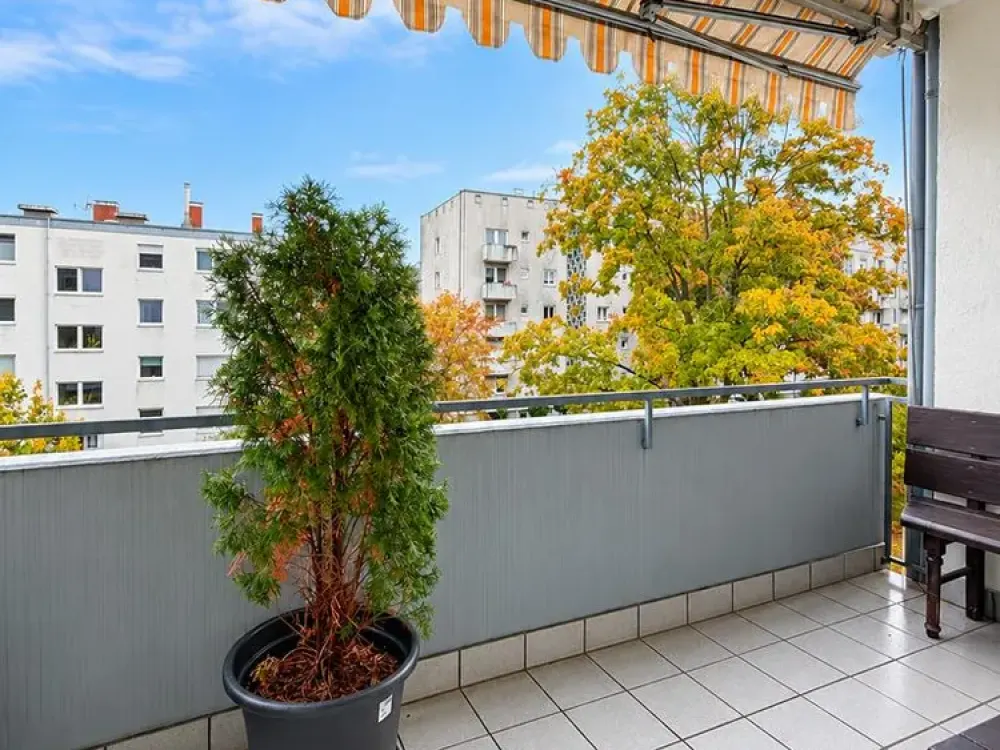 7604 - Well-laid-out 4-room apartment with fitted kitchen, balcony and daylight bathroom!