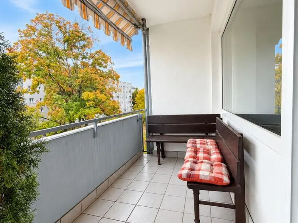 7604 - Well-laid-out 4-room apartment with fitted kitchen, balcony and daylight bathroom!