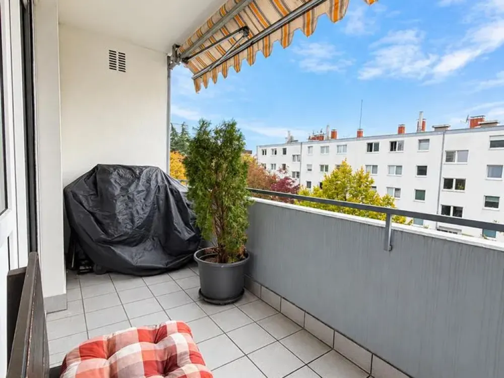 7604 - Well-laid-out 4-room apartment with fitted kitchen, balcony and daylight bathroom!