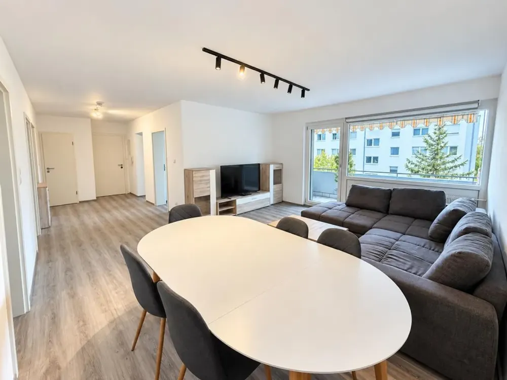 7604 - Well-laid-out 4-room apartment with fitted kitchen, balcony and daylight bathroom!