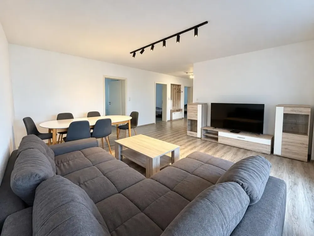 7604 - Well-laid-out 4-room apartment with fitted kitchen, balcony and daylight bathroom!