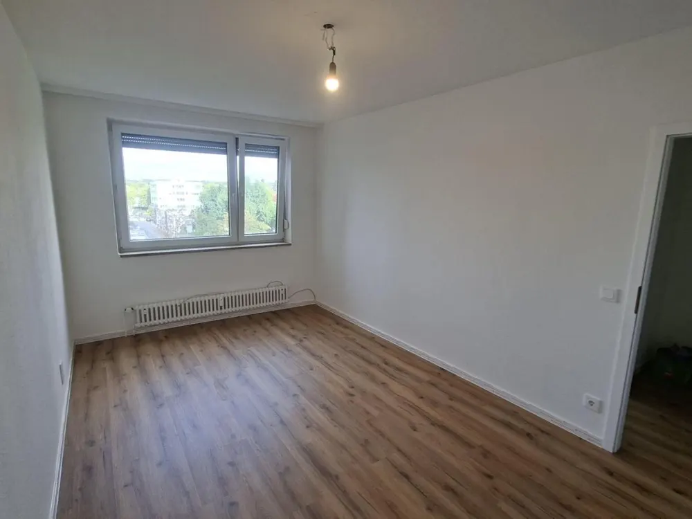Teilsanierte 2-Zimmer Wohnung in guter Lage