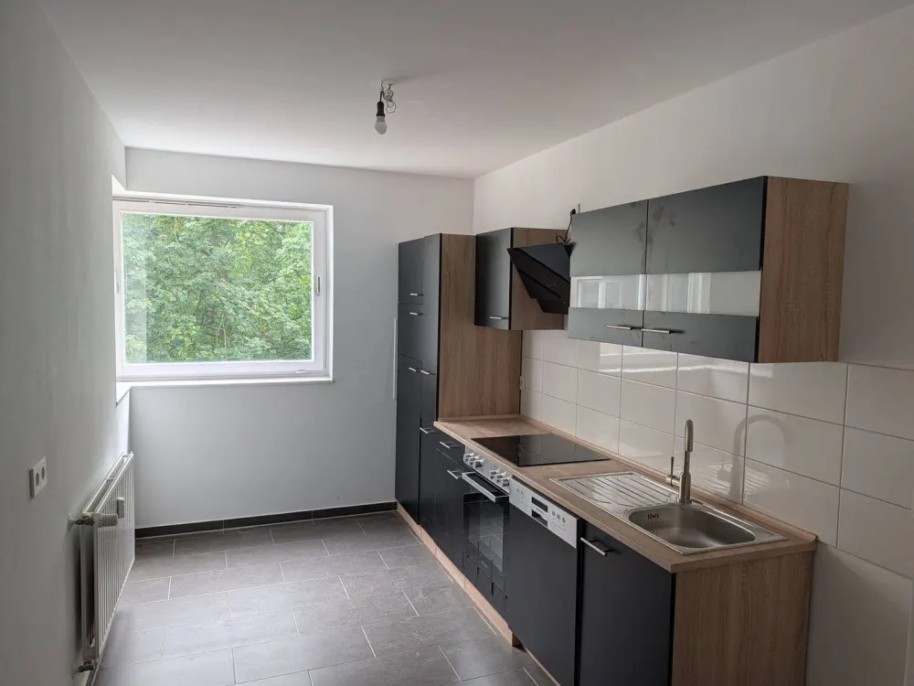 Lichtdurchflutete, frisch sanierte 2-Zimmer-Wohnung mit neuer EBK & Balkon (5 Jahre befristet)