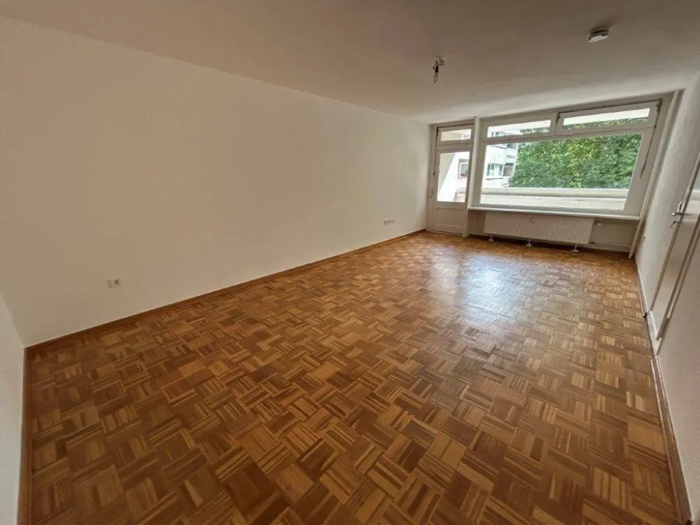 Lichtdurchflutete, frisch sanierte 2-Zimmer-Wohnung mit neuer EBK & Balkon (5 Jahre befristet)
