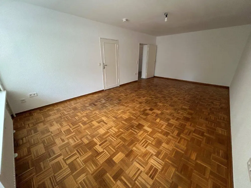 Lichtdurchflutete, frisch sanierte 2-Zimmer-Wohnung mit neuer EBK & Balkon (5 Jahre befristet)