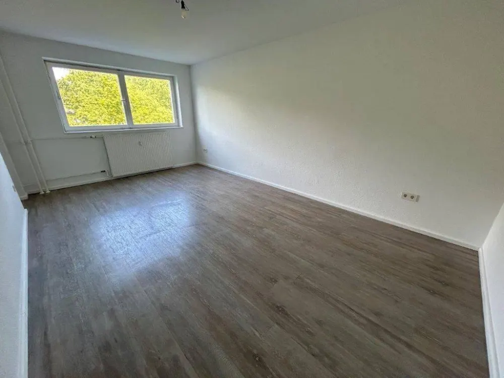 Lichtdurchflutete, frisch sanierte 2-Zimmer-Wohnung mit neuer EBK & Balkon (5 Jahre befristet)