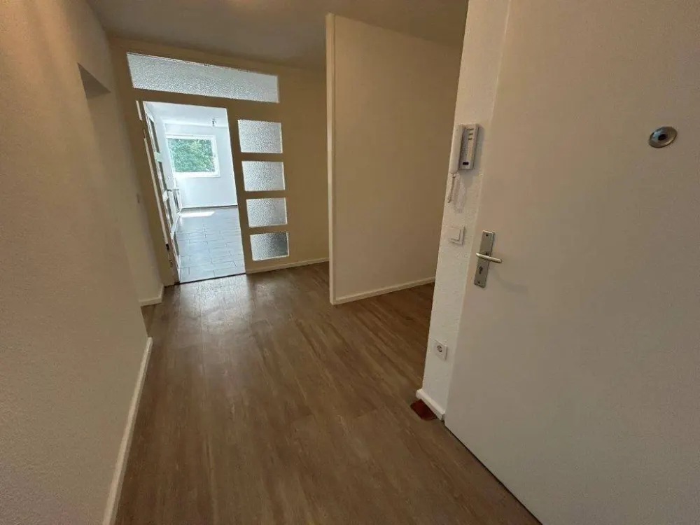 Lichtdurchflutete, frisch sanierte 2-Zimmer-Wohnung mit neuer EBK & Balkon (5 Jahre befristet)