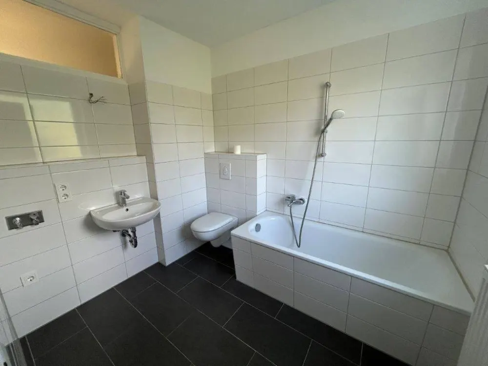 Lichtdurchflutete, frisch sanierte 2-Zimmer-Wohnung mit neuer EBK & Balkon (5 Jahre befristet)