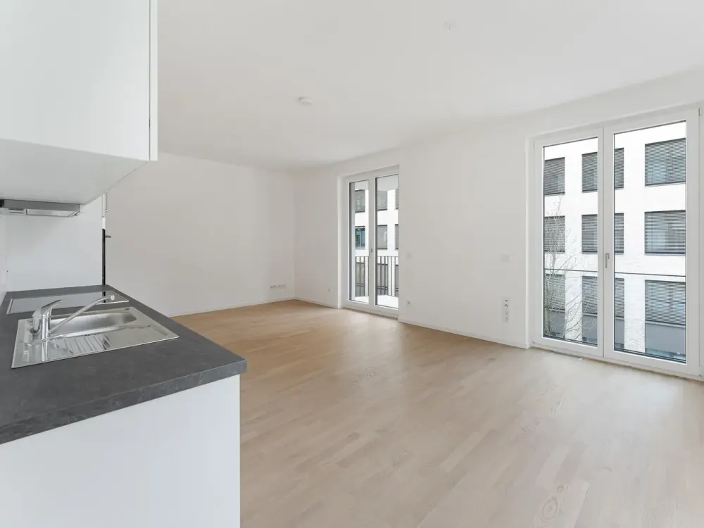 Lichtdurchflutete Zwei-Zimmer Wohnung an East Side Gallery und Spree, provisionsfrei