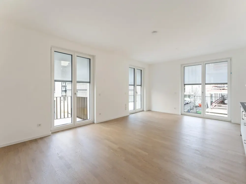 Lichtdurchflutete Zwei-Zimmer Wohnung an East Side Gallery und Spree, provisionsfrei