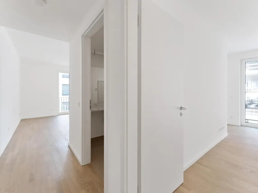 Lichtdurchflutete Zwei-Zimmer Wohnung an East Side Gallery und Spree, provisionsfrei