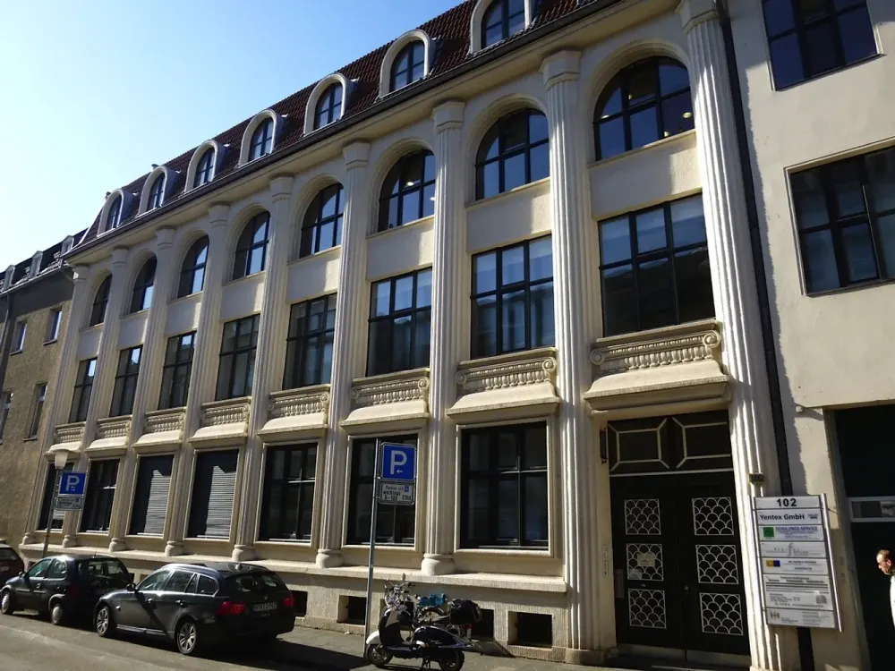Mitten in der Stadt! Ruhige Dachgeschosswohnung mit kl. Terrasse im Altbau sucht Individualisten!
