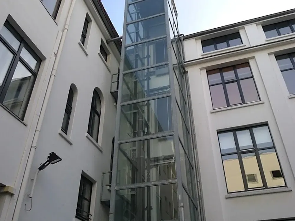 Mitten in der Stadt! Ruhige Dachgeschosswohnung mit kl. Terrasse im Altbau sucht Individualisten!