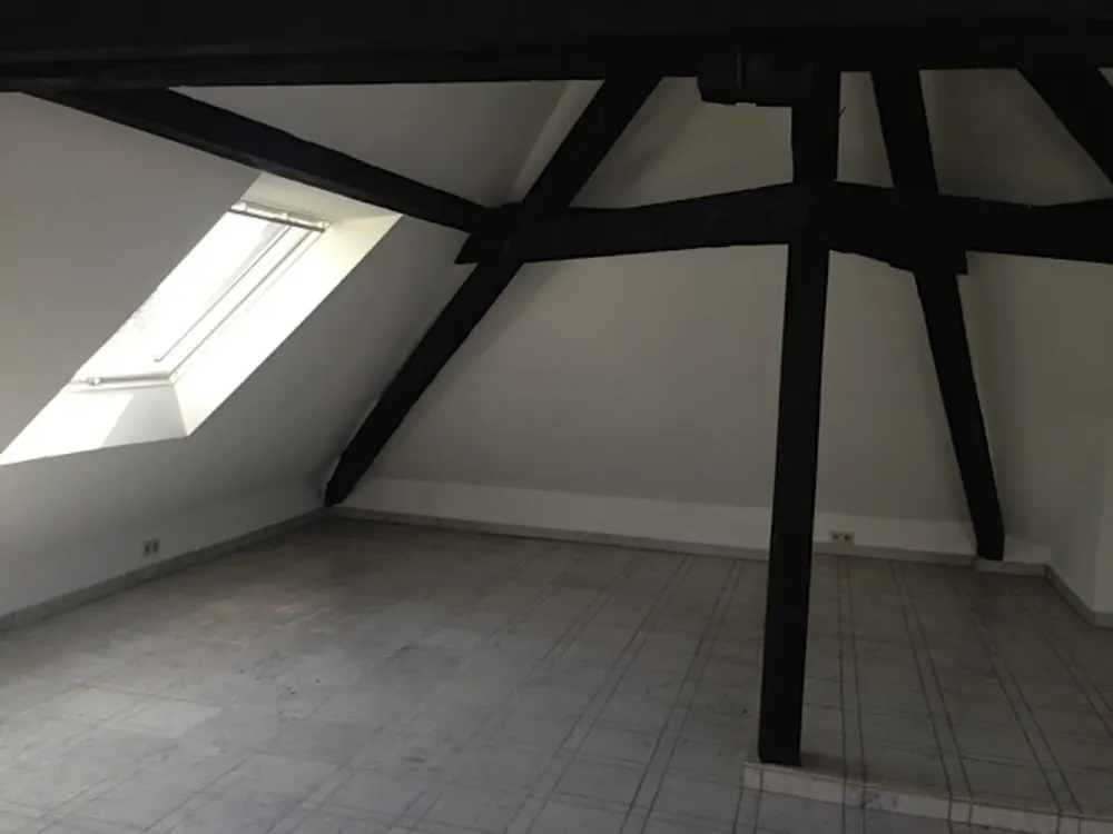 Mitten in der Stadt! Ruhige Dachgeschosswohnung mit kl. Terrasse im Altbau sucht Individualisten!